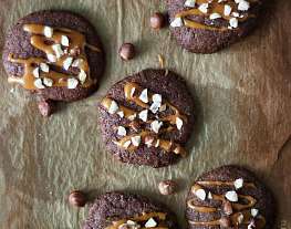 Шоколадное печенье с карамелью и фундуком