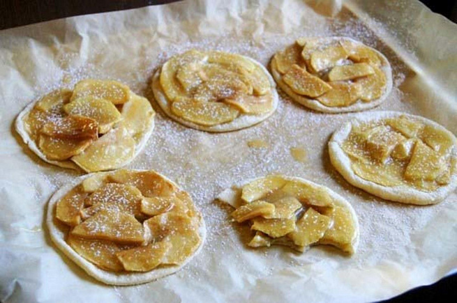 Яблочные мини пироги с бананом и карамелью, z,kjxyst vbyb gbhjub c ,аyаyjv b rаhаvtkm.