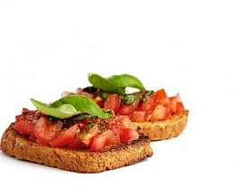 Поджаренный хлеб (bruschette) с помидорами и базиликом