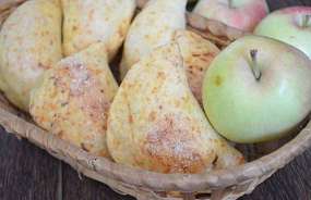 Яблочные пирожки из сырного теста