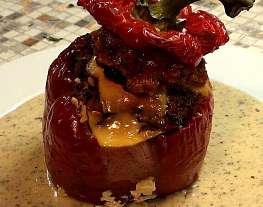 Фаршированный перец с томатным соусом