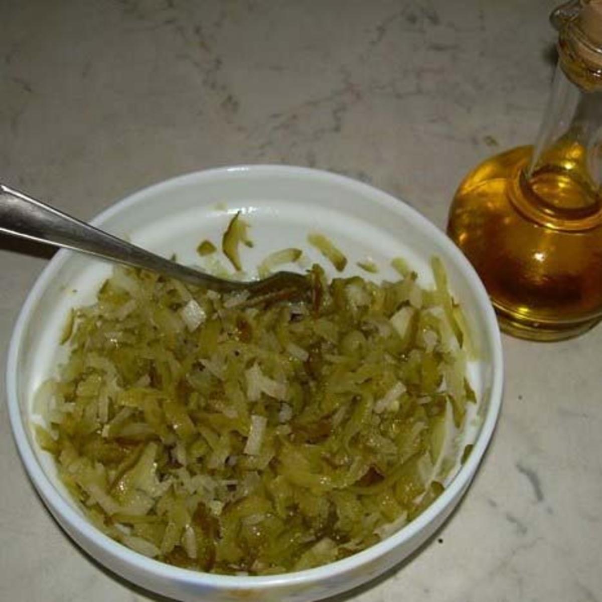 Салат из солёных огурцов с луком