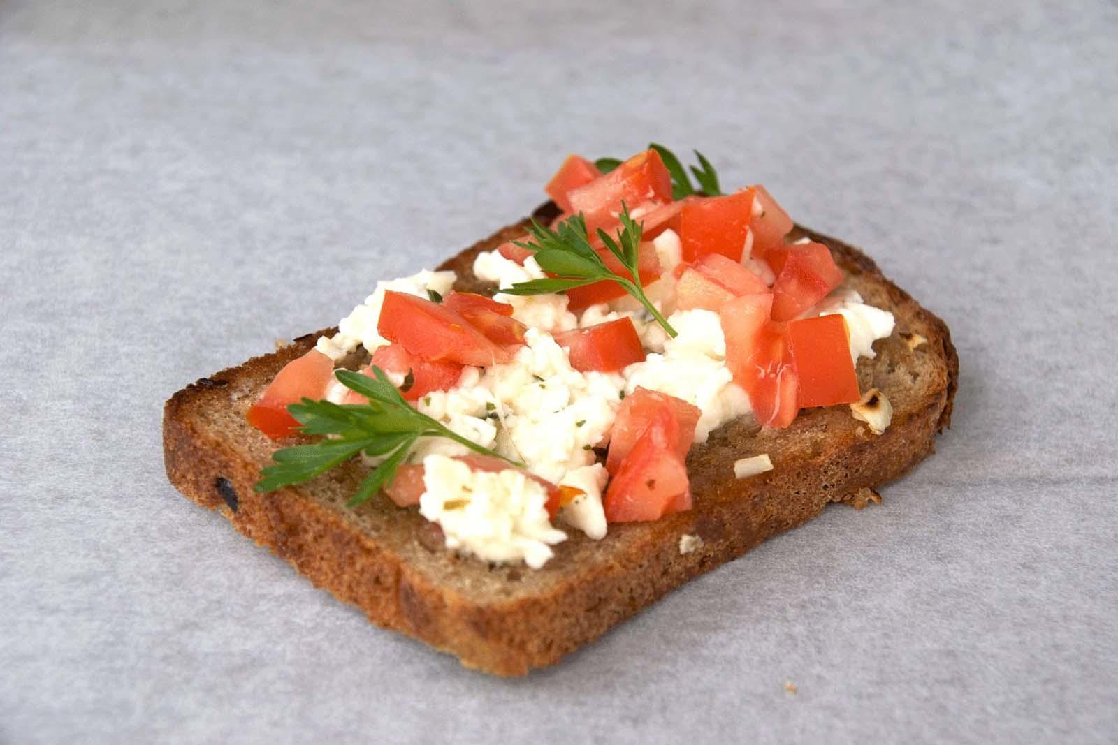 Бутерброды с черным хлебом и чесноком. Брускетта с черным хлебом и песто. Брускетта на Бородинском хлебе. Бутерброды с бородинским хлебом и рыбой. Брускетта на черном хлебе.