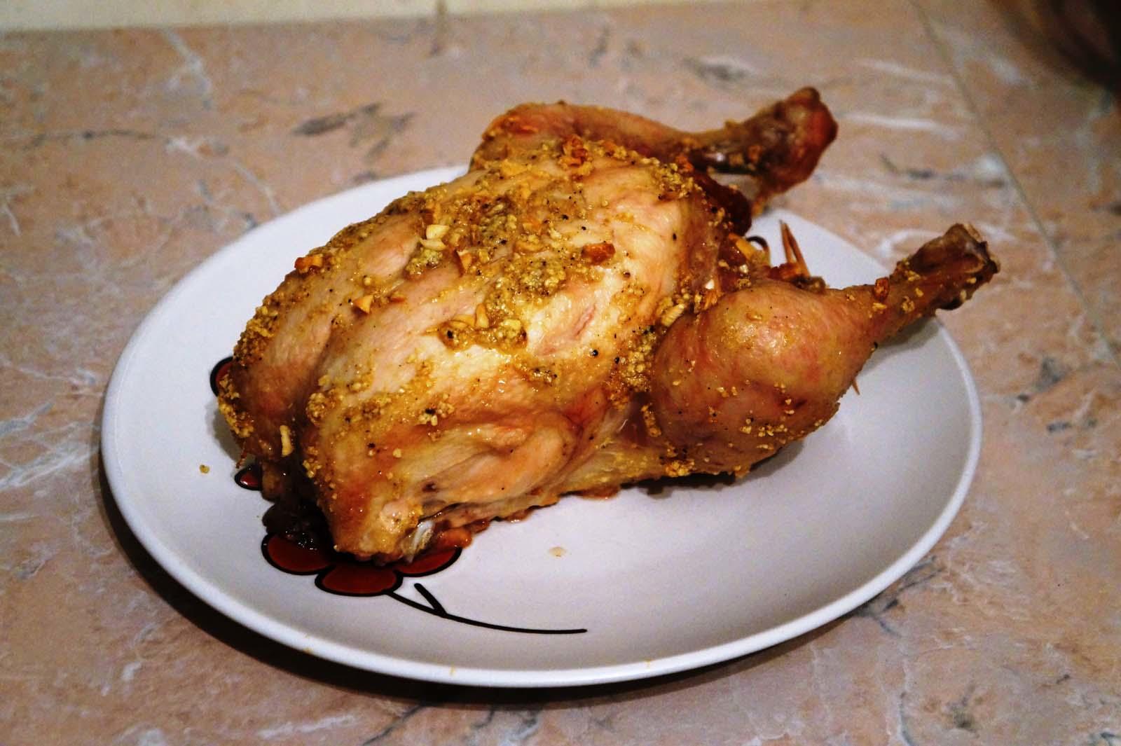 Сколько готовить цыпленка в духовке. Курица с ореховым соусом. Цыплята под ореховым соусом. Курица под ореховым соусом. Жареная курица в ореховом соусе.