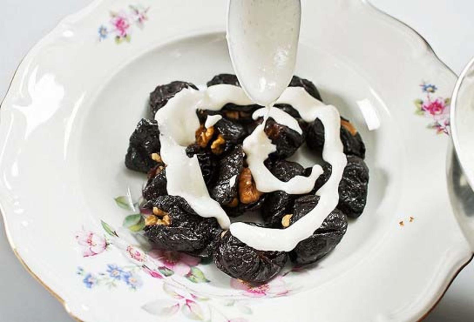 Чернослив с орехами в сметане рецепт