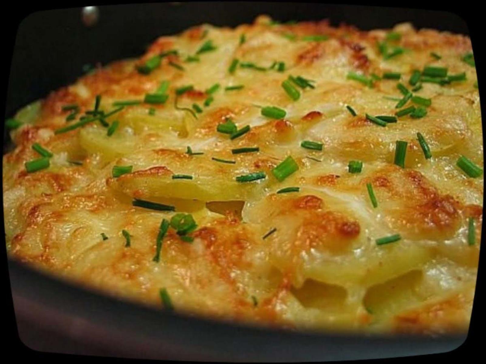 Что можно приготовить в духовке простое. Картофель Дофин. Запеченный картофель. Блюда из картофеля с сыром. Картошка в духовке.