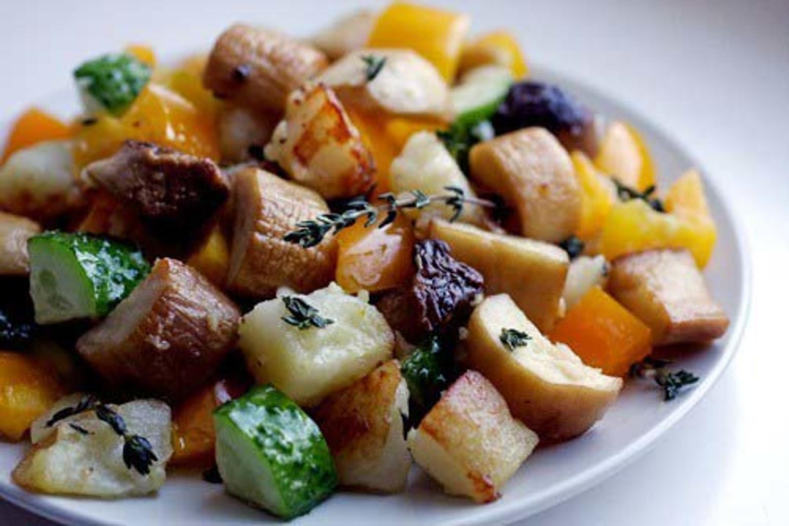 Картофель с вешенками. Салат с вешенками. Теплый салат с картофелем и вешенками. Жареная картошка с грибами. Жареная картошка с тимьяном.