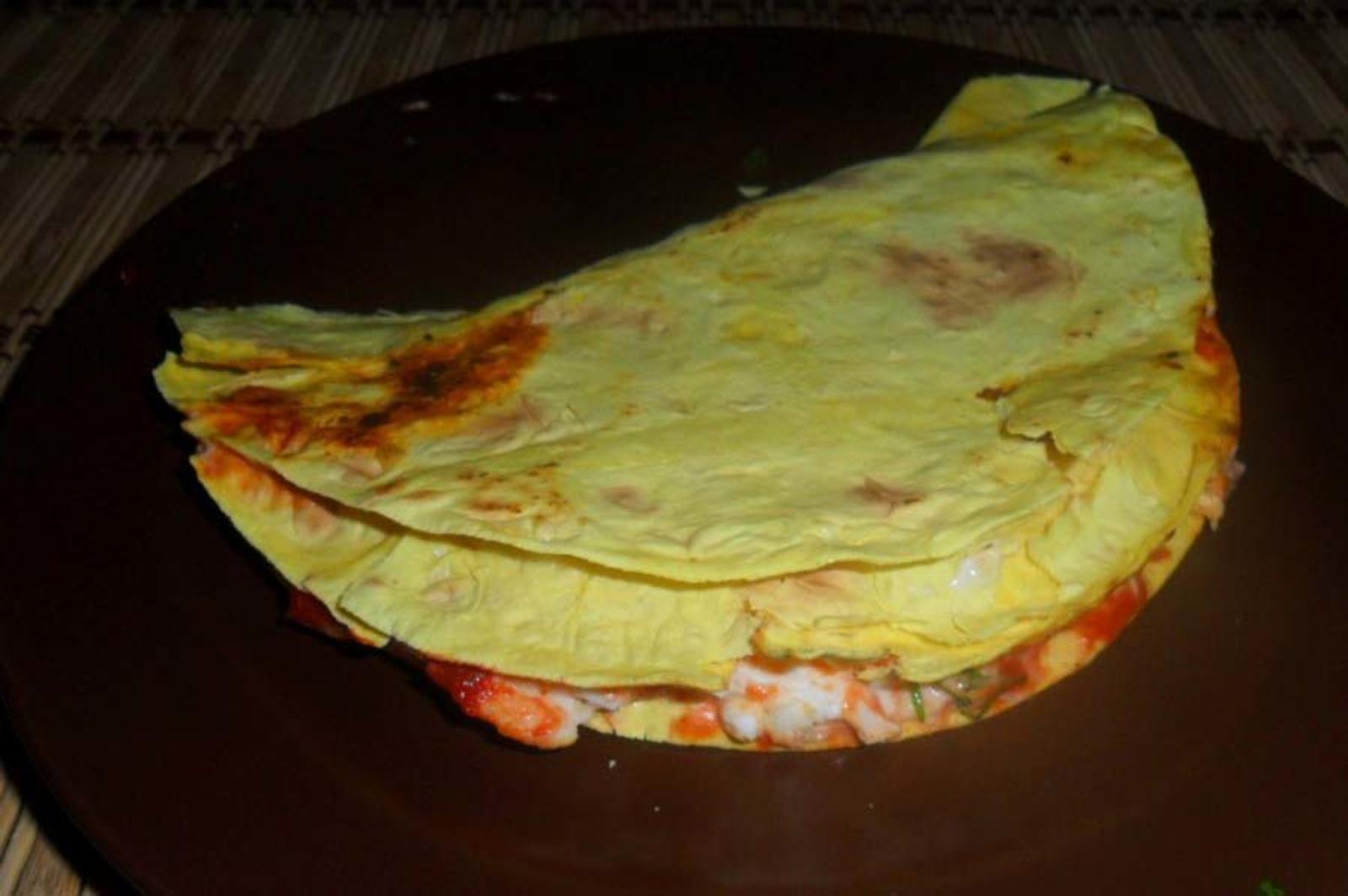 Лепешка Тортилья с яйцом на сковороде