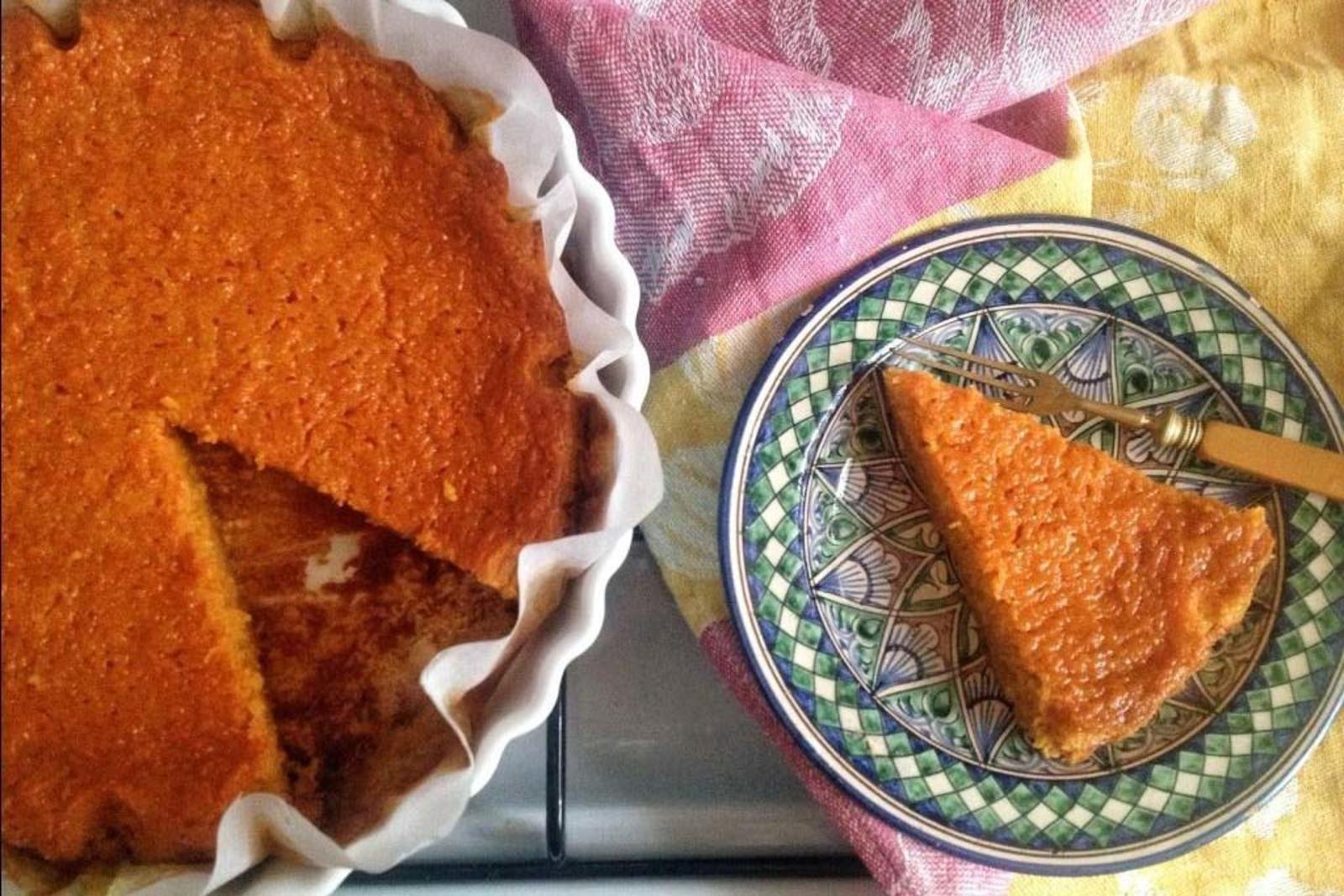 Морковный пирог с какао. Постный пирог на сковороде. Быстрое морковное пирожное. Пирог морковный постный фото красиво на столе.