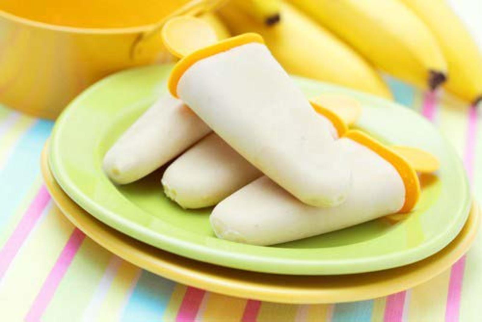 Банановое мороженое молоко. Мороженое банановое. Мороженое из банана. Банановое мороженое в формочках. Замороженный банан.