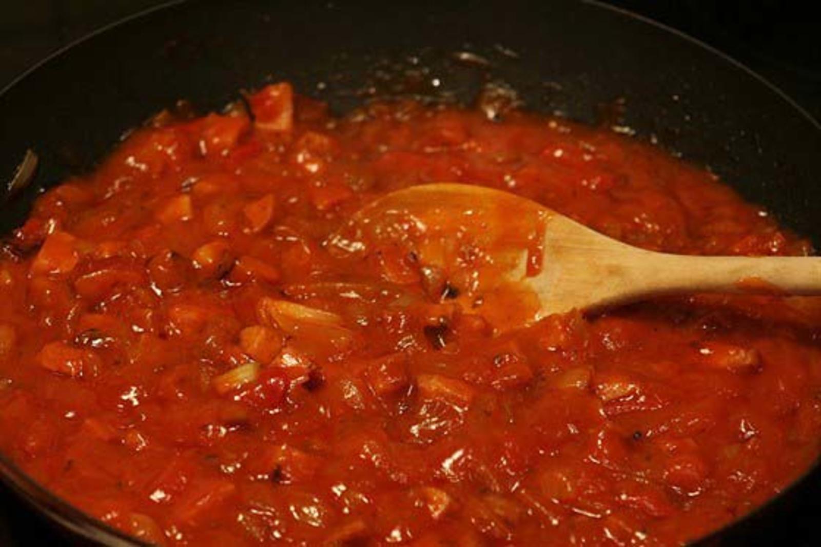 Лук томатная паста масло. Паста с томатным соусом. Пассерованный лук с томатом. Томатный соус с луком. Лук пассировать с томатной пастой.