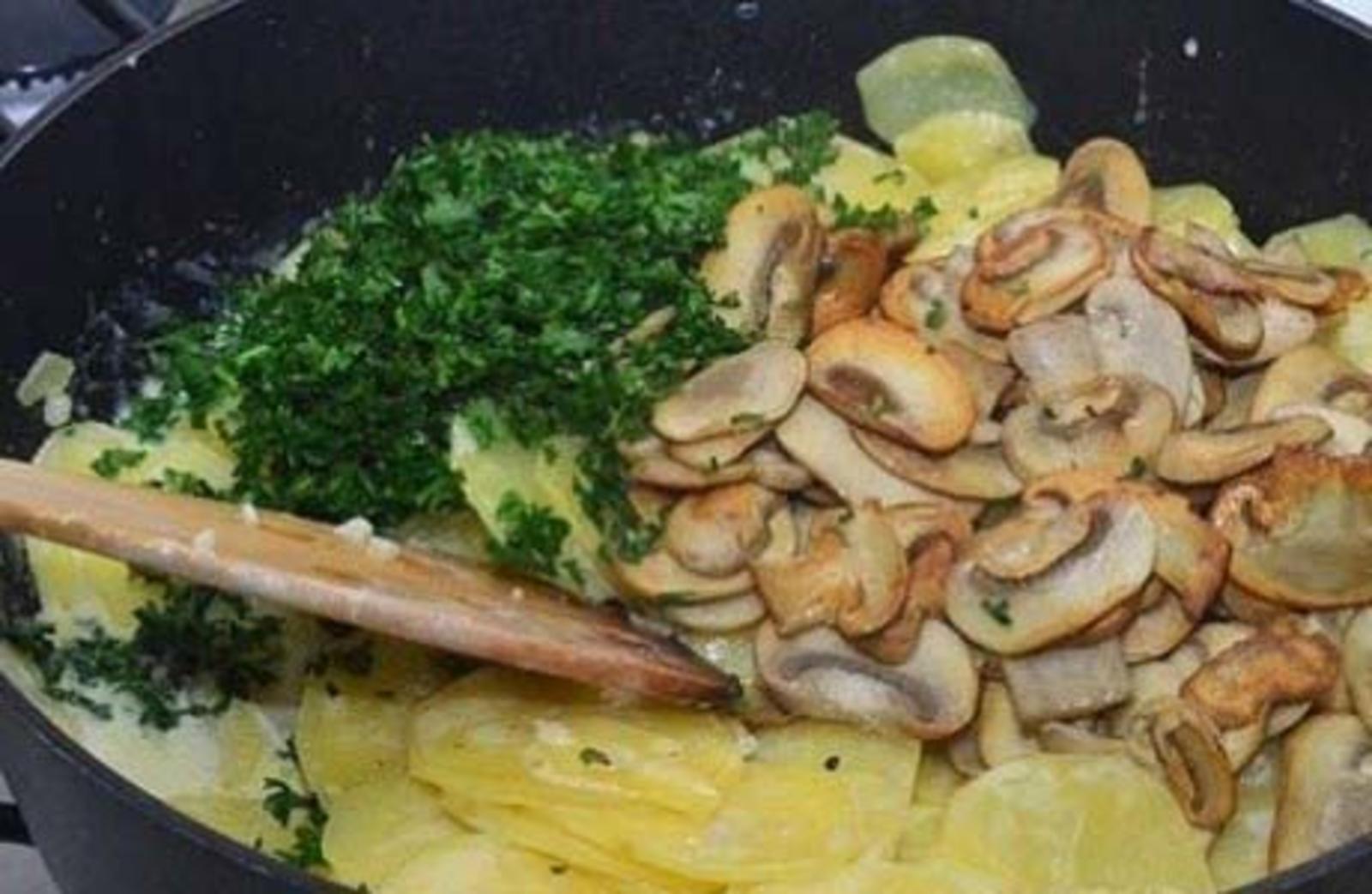 Картошка с грибами в сливках на сковороде