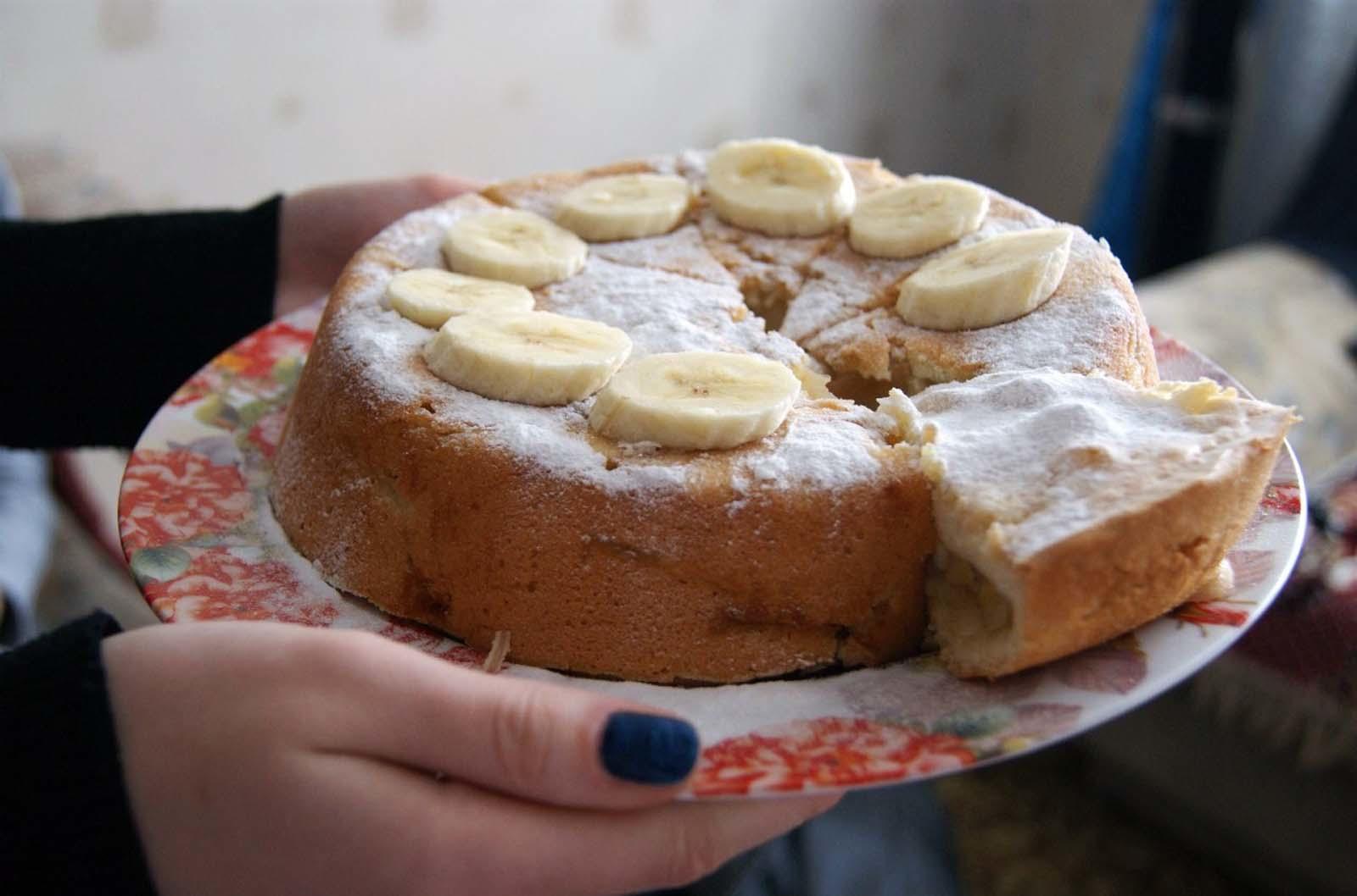 Бананов яблочный пирог. Шарлотка с бананами. Яблочно банановая шарлотка. Шарлотка с яблоками и бананами. Шарлотка из бананов.