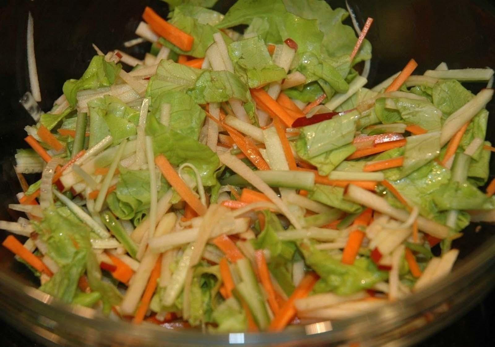 Капуста морковь сельдерей. Салат здоровье. Овощной витаминный салат. Огурец салат и яблоко с морковью. Салат капуста морковь яблоко огурец.