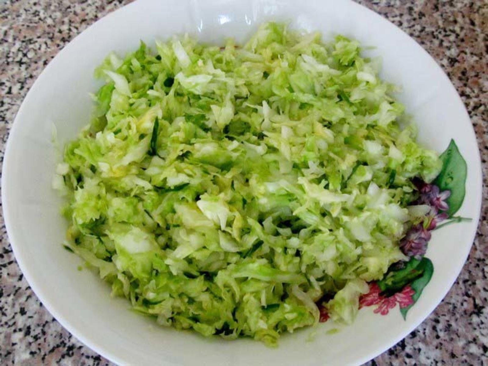 Легкое с капустой рецепт. Салат из капусты. Салат с белокочанной капустой. Салат с капустой и зеленым луком. Салат с белокочанной капустой и луком.