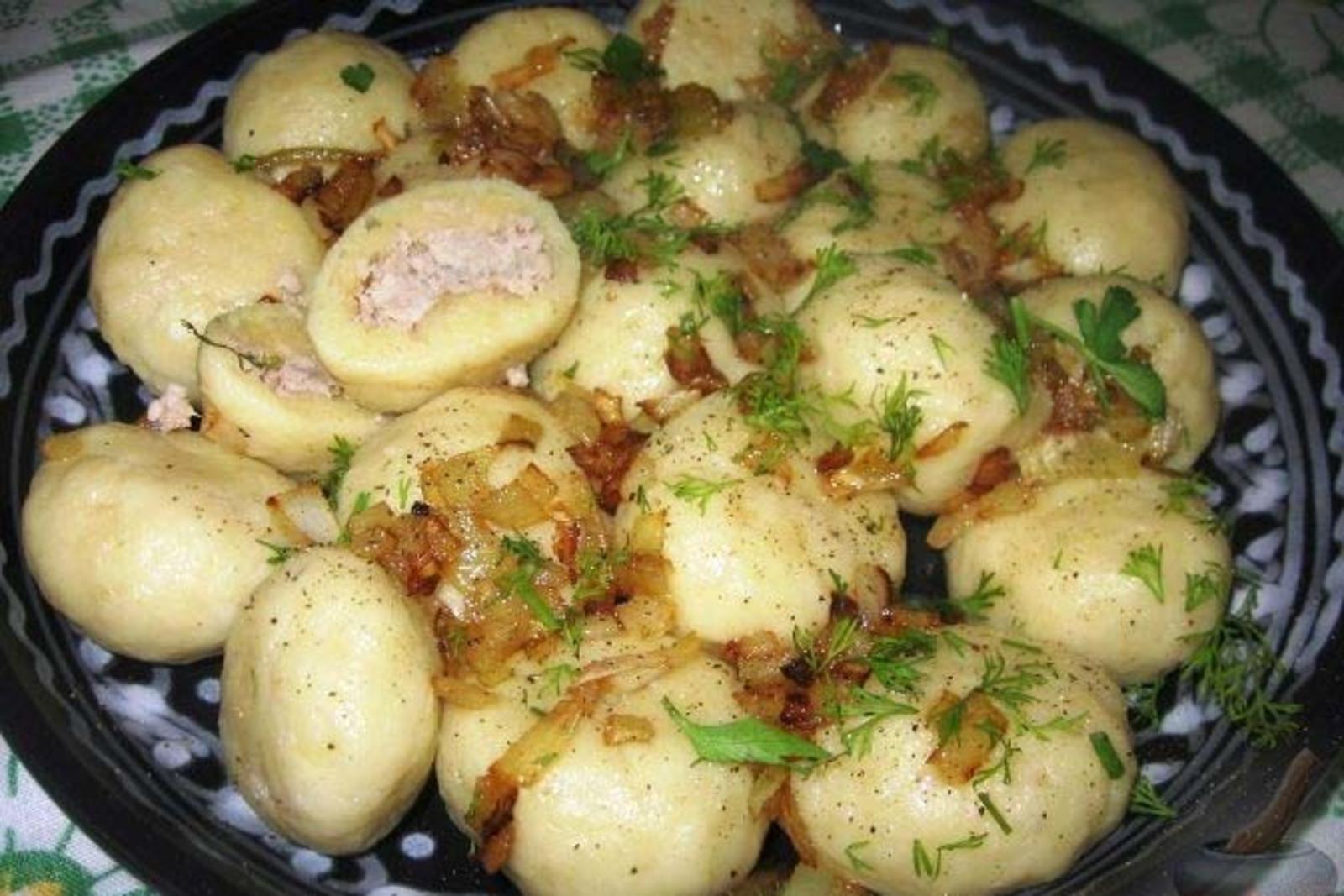Картофель с мясом и тестом. Цыбрики белорусская кухня. Кнедлики из картофеля. Клёцки Белорусские из картофеля. Картофельные кнедлики с мясом.