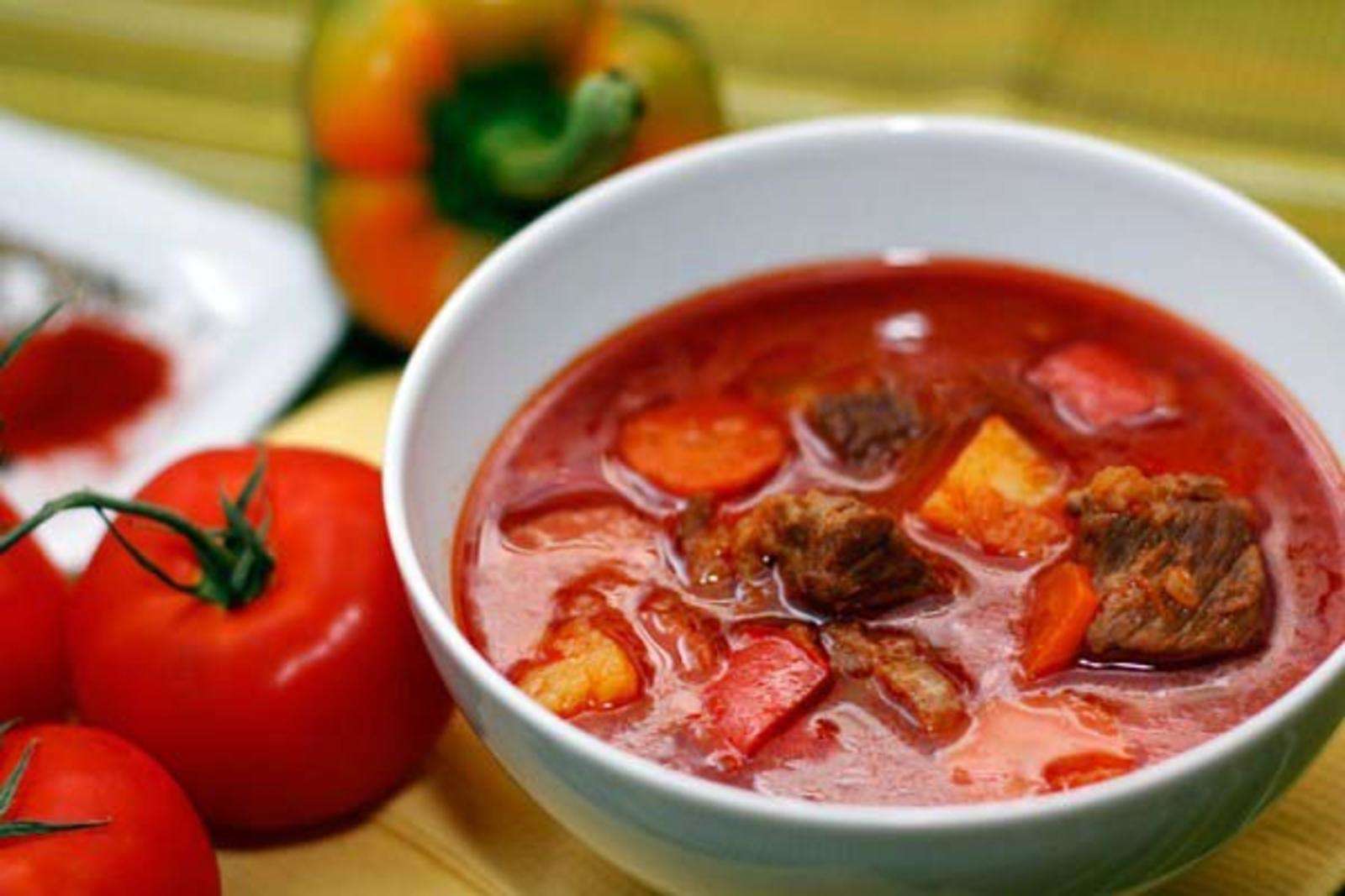Рецепты томатного супа с говядиной. Суп бограч. Суп-гуляш по-венгерски. Венгерский суп гуляш. Венгерский суп гуляш с говядиной.