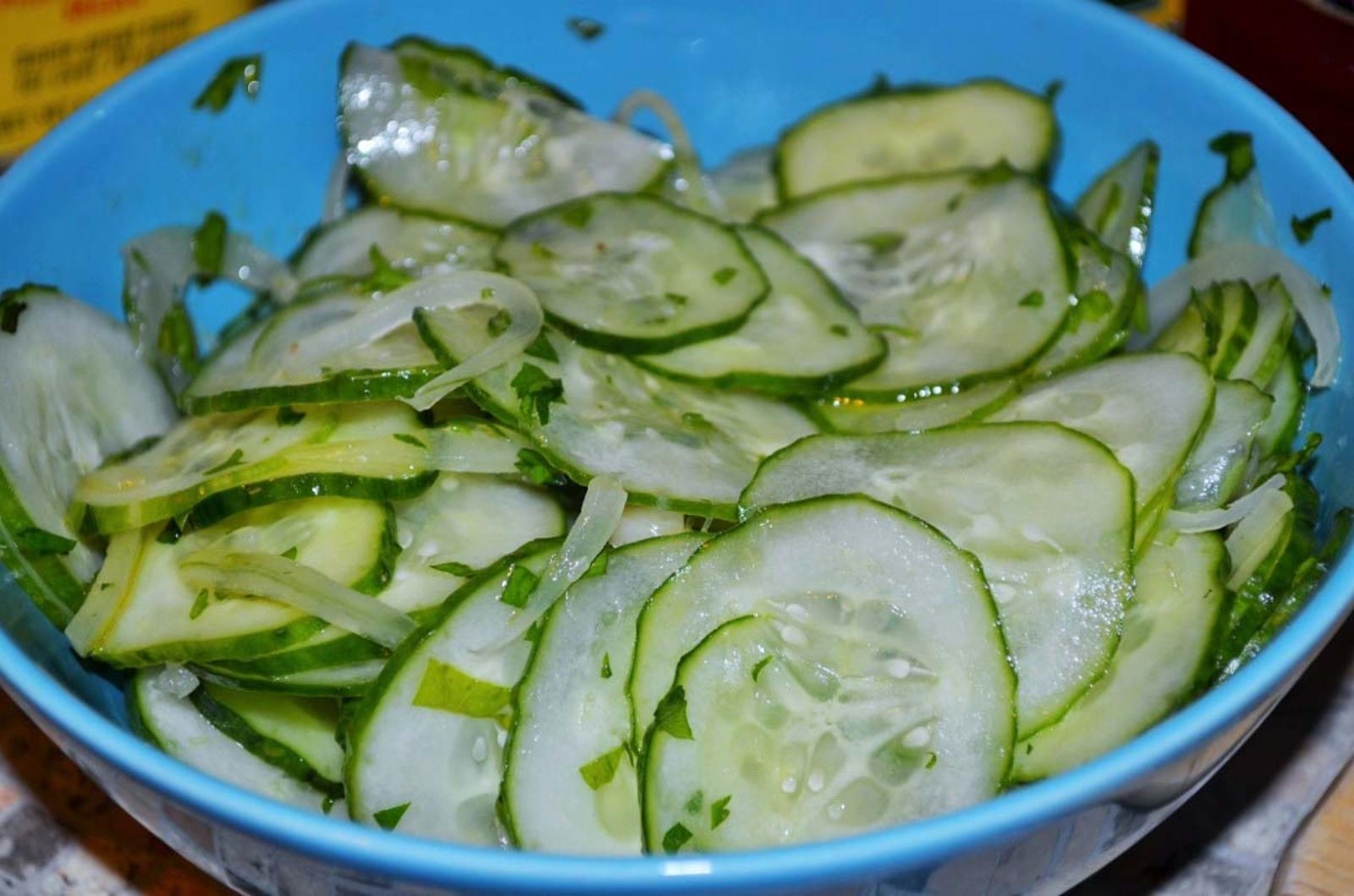 Рецепт салата огурцы и репчатый лук. Зеленый салат с кабачком.