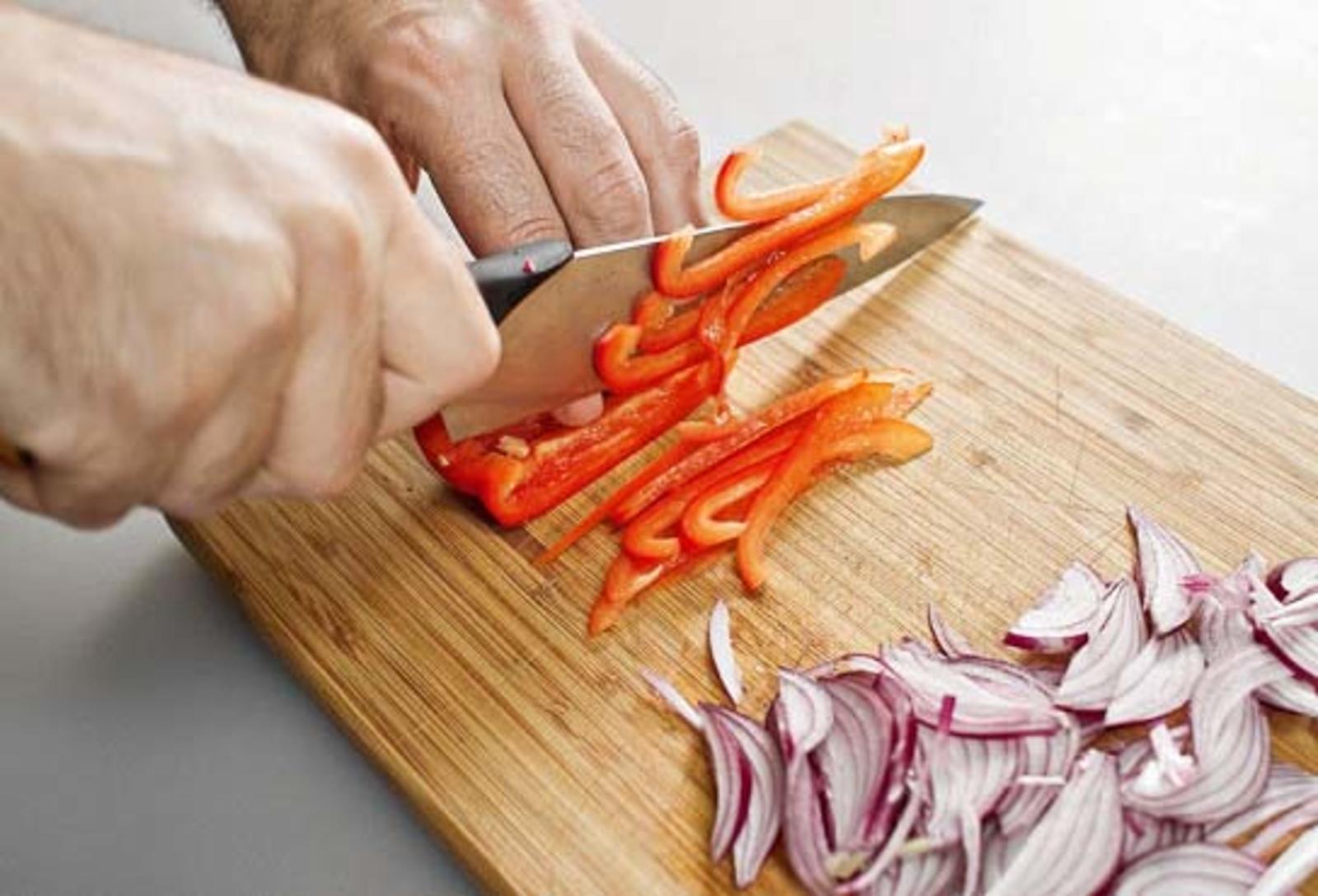 Нарезка овощей соломкой. Нарезка вырезки соломкой. Как нарезать перец соломкой. Курица нарезанная соломкой приготовленная. Как порезать перец соломкой.