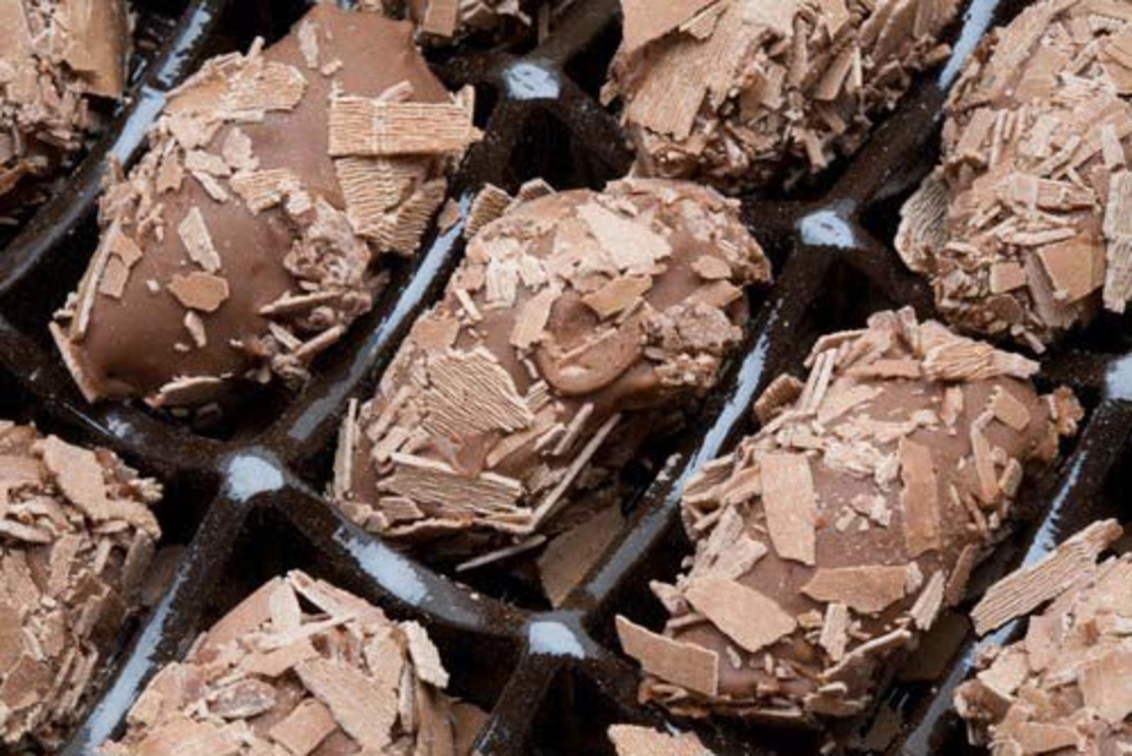 Шоколад посыпанный шоколадом. Бельгийский трюфель конфеты. Шоколадная стружка. Конфеты с шоколадной стружкой. Бельгийский шоколад трюфель.