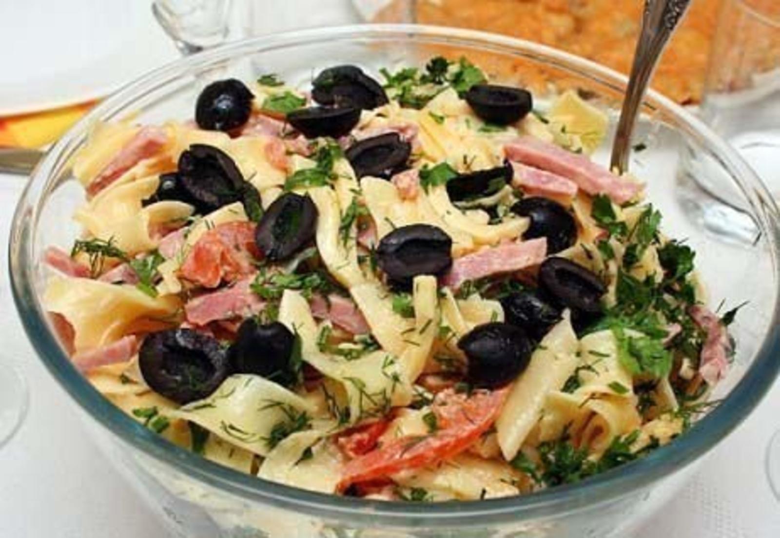 Салаты с оливками рецепты простые. Салат с маслинами и сыром и помидорами. Салат с маслинами и сыром. Салат с ветчиной и маслинами. Салат с оливками и маслинами и сыром.