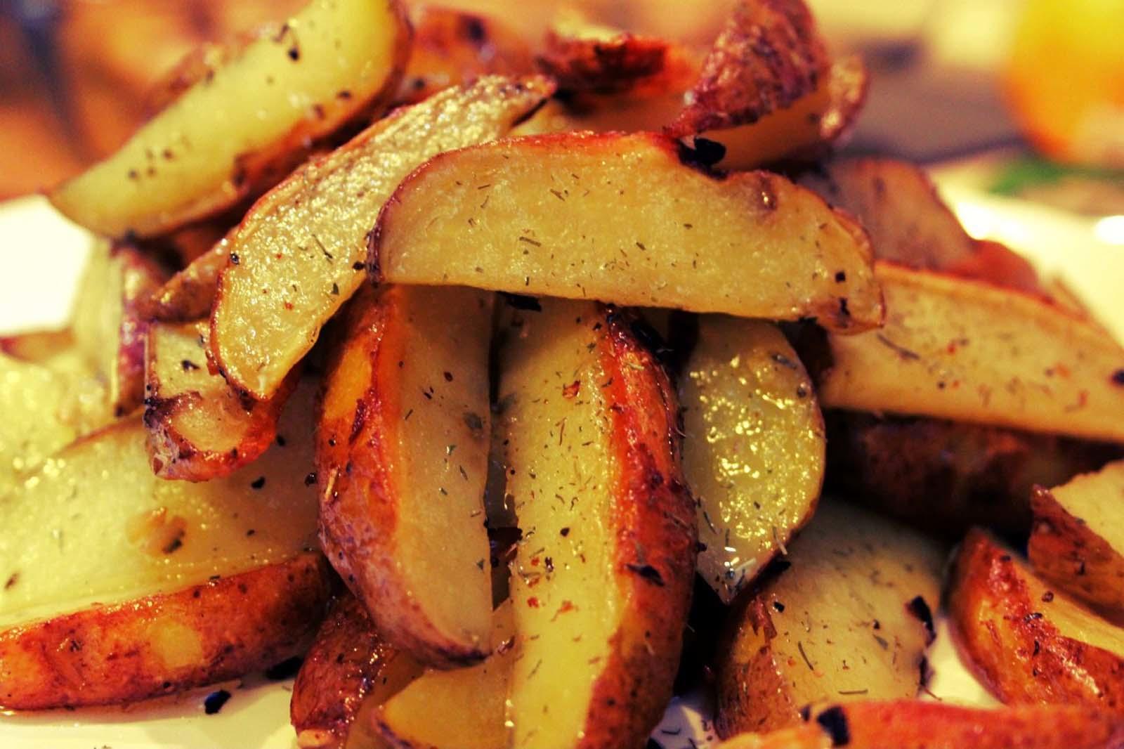 Печеные дольки. Запечённый картофель в духовке дольками. Картофель Шато. Жареная картошка в духовке. Жареная картошка в духовке дольками.