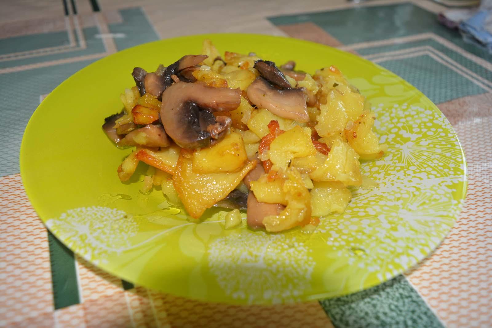 Картошка с грибами дома