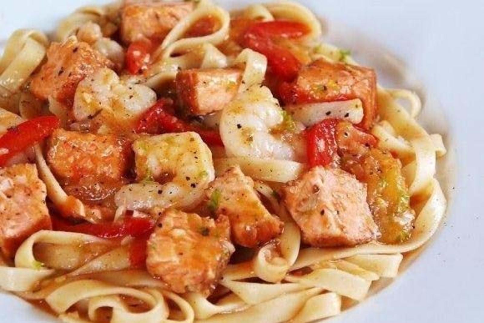 Pasta dishes. Паста фетучини с креветками и лососем. Феттуччине с лососем. Паста фетучини с креветками. Фетучини с помидорами.