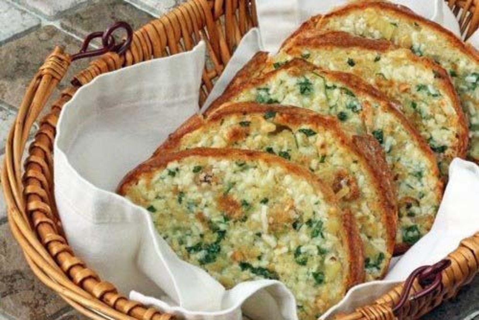 Хлеб с сыром и чесноком рецепт. Чесночный хлеб. Хлеб с сыром. Запечь хлеб в духовке. Хлеб с чесночным маслом.