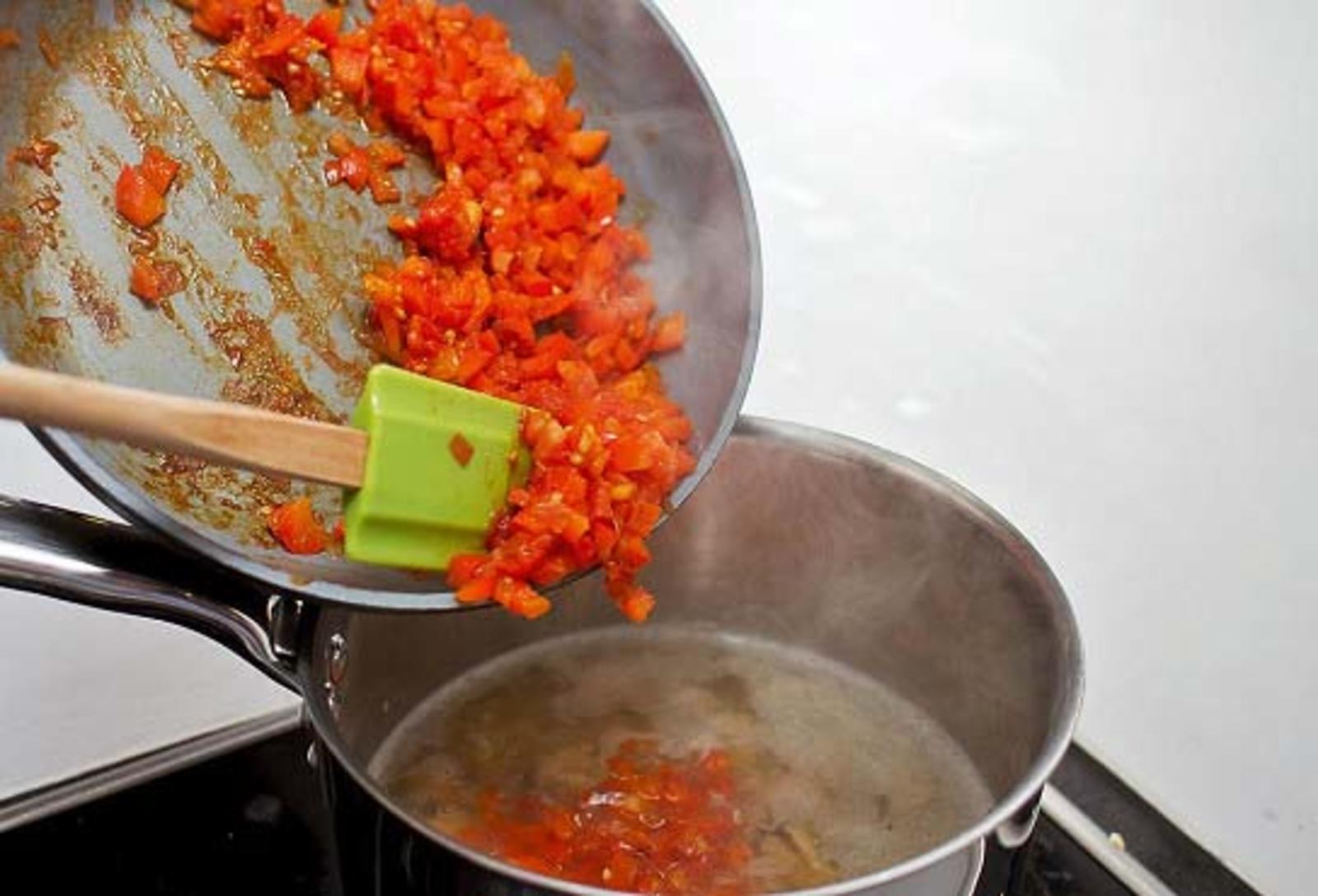 Кипят до готовности. Овощи в кастрюле. Морковь в кастрюле. Пассированные овощи закладывают в суп. Суп в кастрюле.