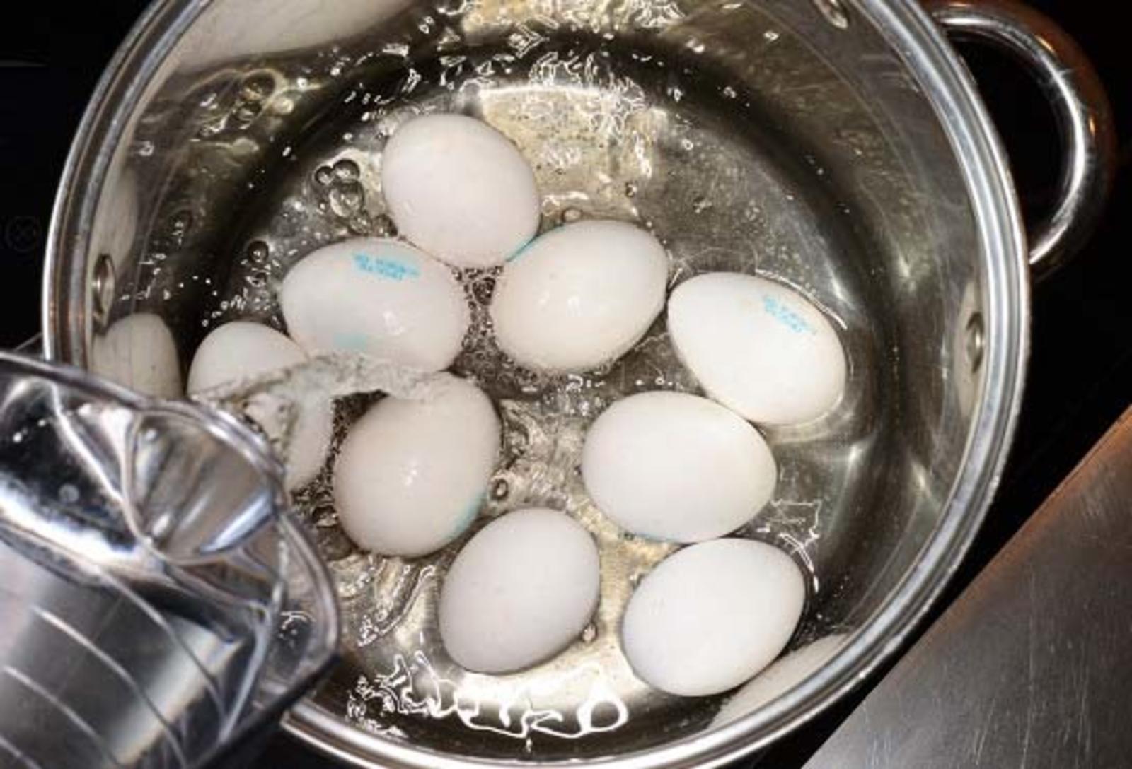 Сварить яйца в холодной воде. Яйца в кастрюле. Zqwf d RFCN.HTK. Яйца кипят. Мраморные куриные яйца.