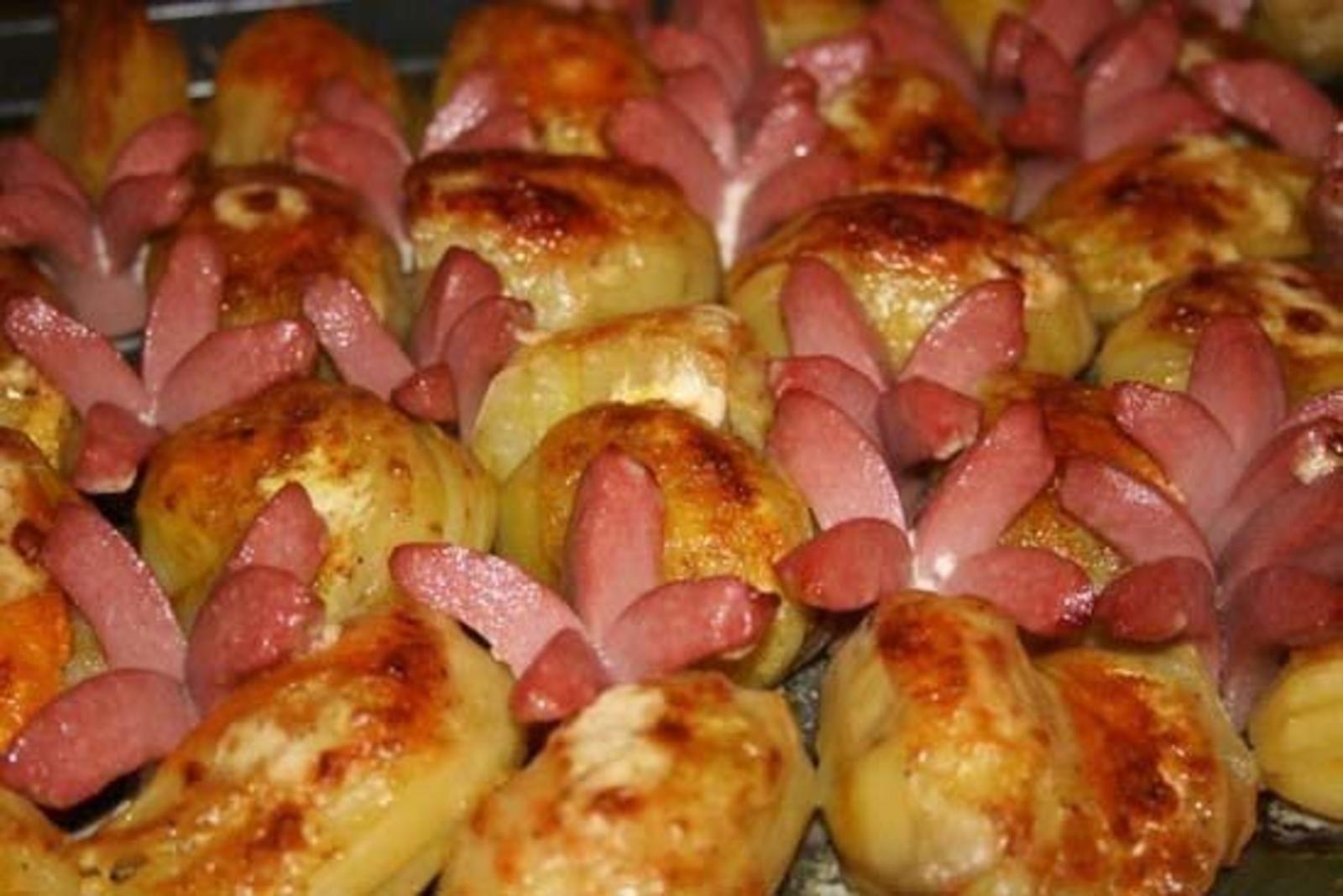 Картофель с сосисками в духовке