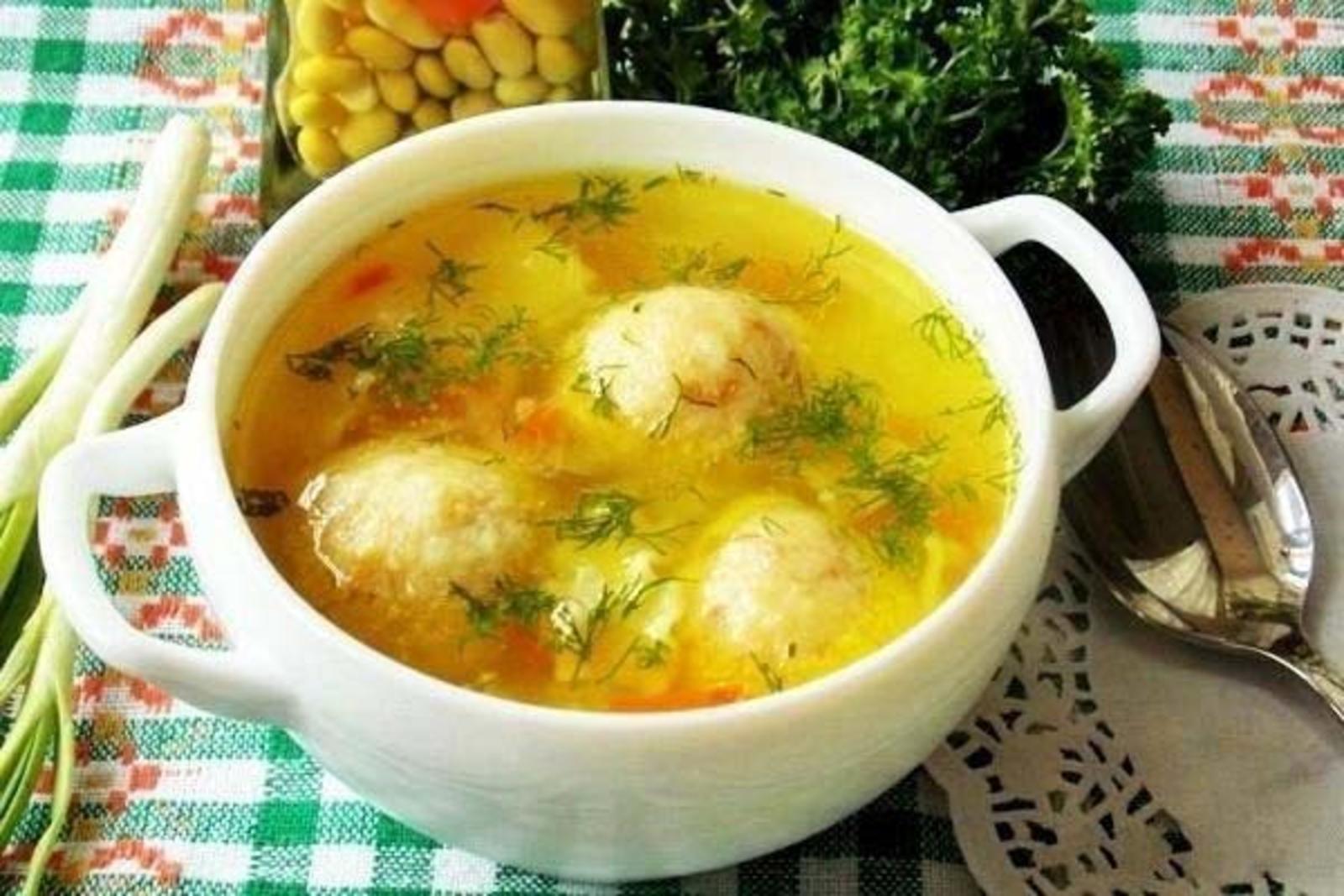 Шаров супы. Суп с сырными кнелями. Суп с сырными клецками. Суп с куриными кнелями и овощами. 1 Κуpиный cуп c cыpными pулeтикaми.