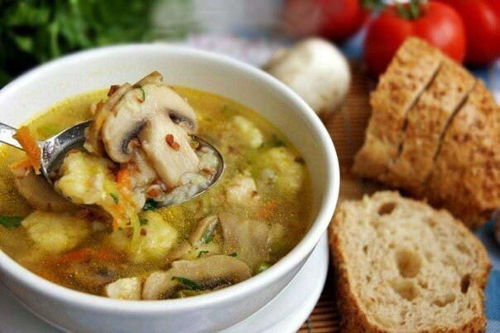 Суп с грибами. Гречневый суп с грибами и картофельными клецками. Грибной суп с клёцками. Грибной суп с клецками. Суп картофельный (с клецками и шпиком).