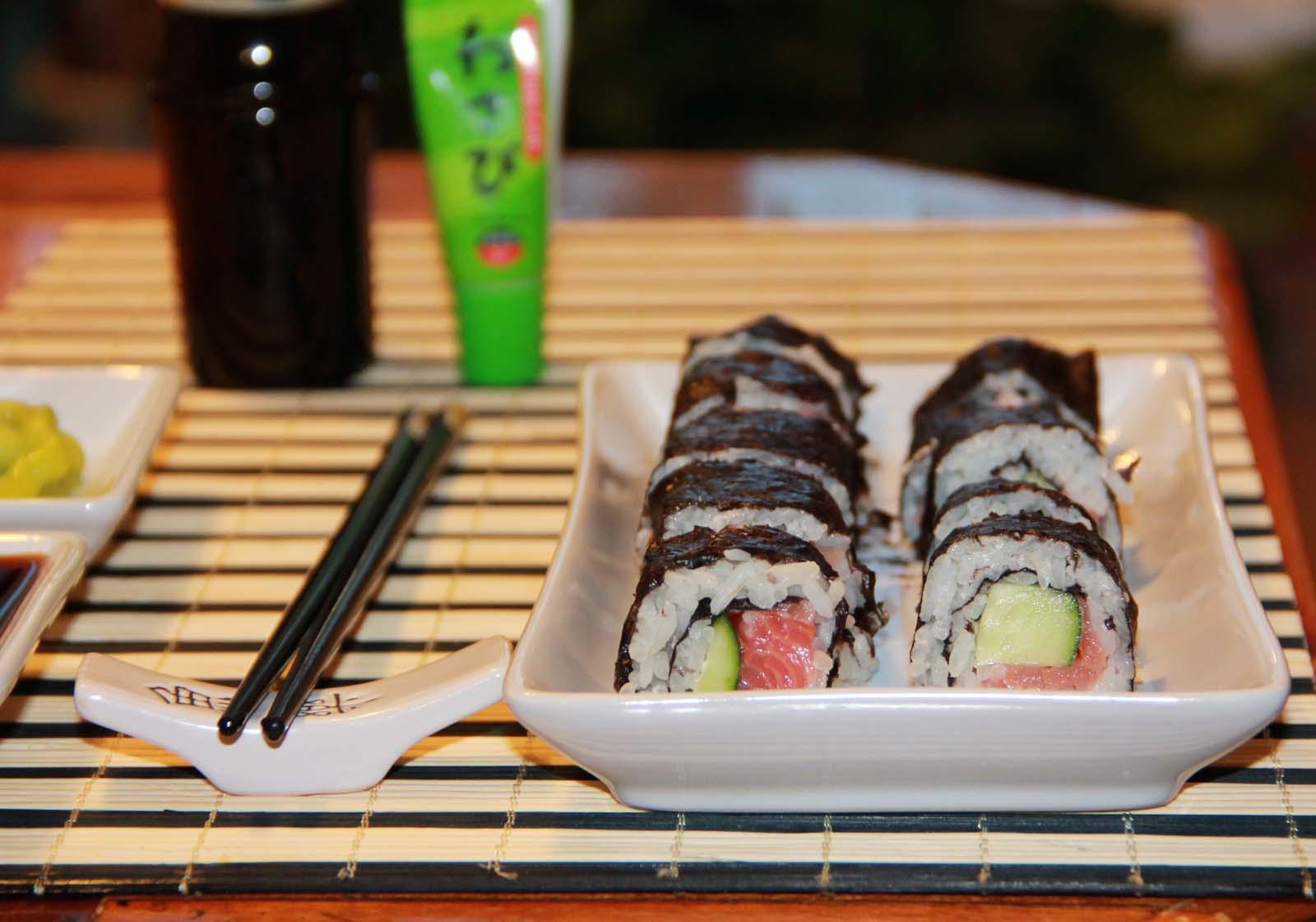 Рецепт роллов с огурцом и рыбой. Рецепт роллов с рыбой пошагово. Uni sushi. Суши Uni рецепт.