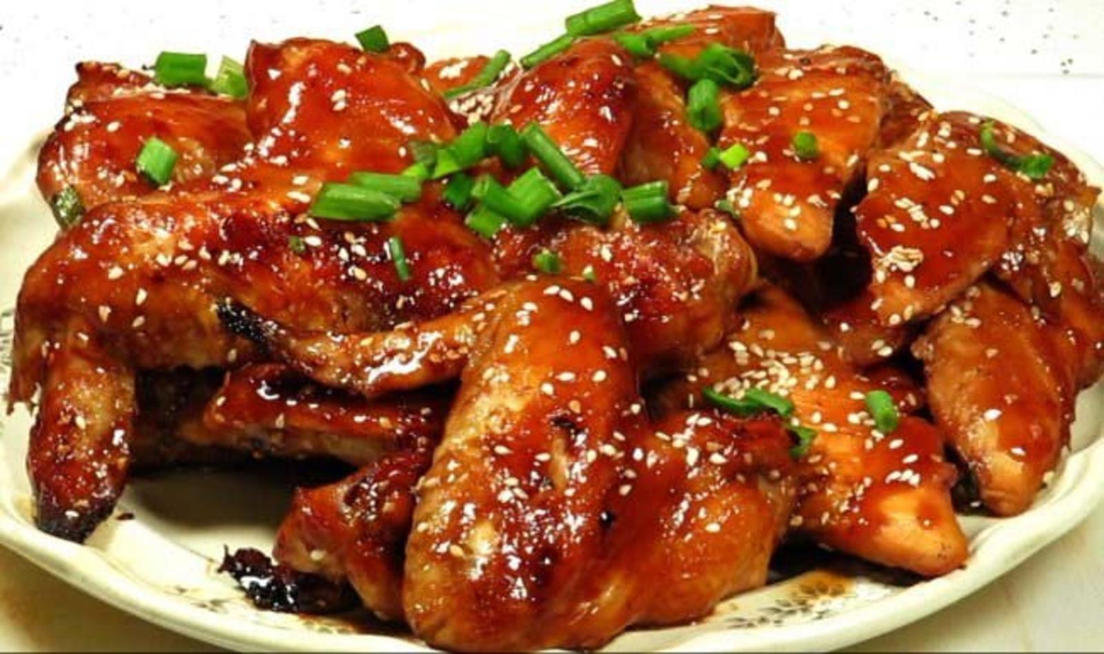 Рецепт крылышек на сковороде с соевым соусом. Крылья терияки. Курочка терияки. Курица терияки корейски. Крылья терияки с кунжутом.